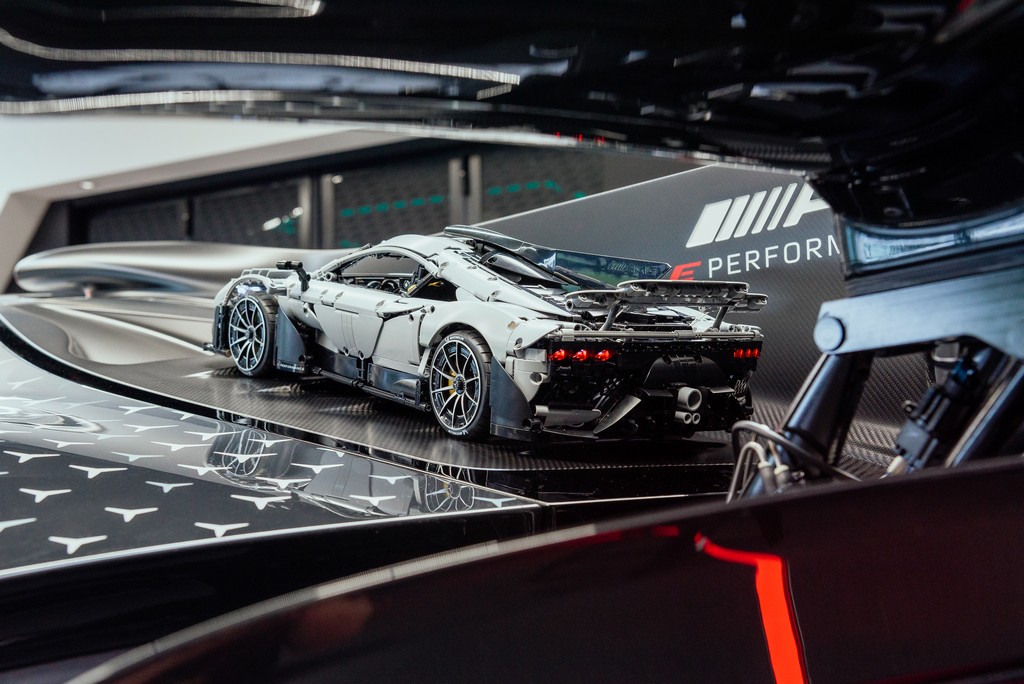 Der Mercedes-AMG ONE als Klemmbaustein R/C-Modell // The Mercedes-AMG ONE as a remote-controlled model made of interlocking building blocks
