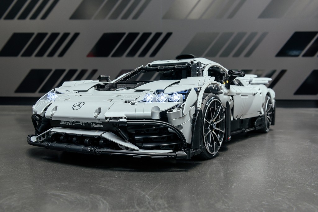 Der Mercedes-AMG ONE als Klemmbaustein R/C-Modell // The Mercedes-AMG ONE as a remote-controlled model made of interlocking building blocks