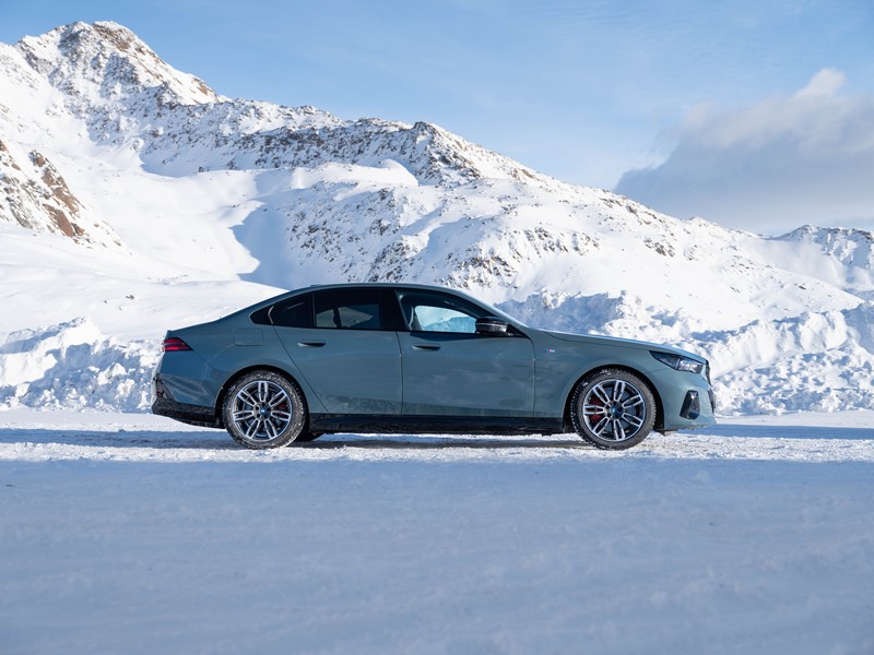 A BMW távolról vezérelt fejlesztési modellekkel tesztel az Alpokban (12)