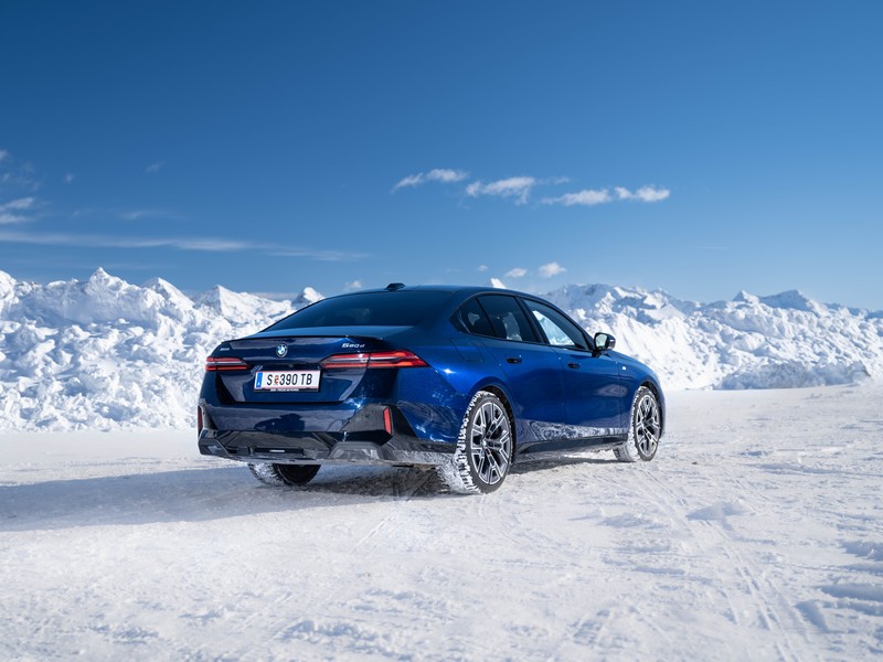 A BMW távolról vezérelt fejlesztési modellekkel tesztel az Alpokban (18)