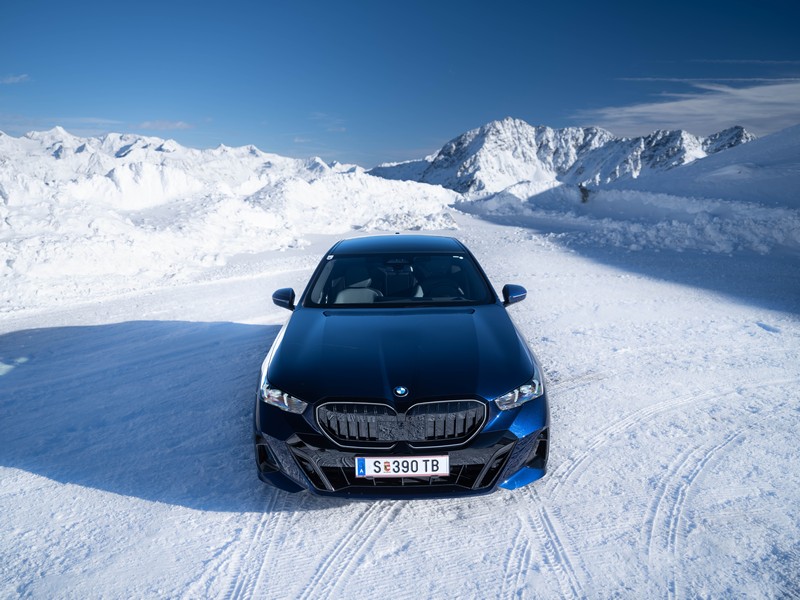 A BMW távolról vezérelt fejlesztési modellekkel tesztel az Alpokban (20)