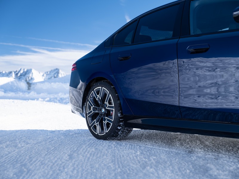 A BMW távolról vezérelt fejlesztési modellekkel tesztel az Alpokban (22)