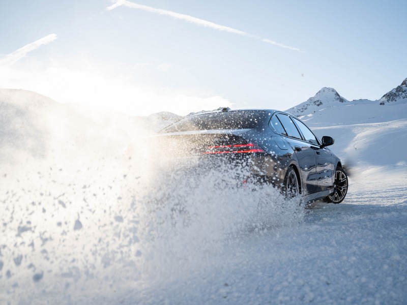 A BMW távolról vezérelt fejlesztési modellekkel tesztel az Alpokban (28)
