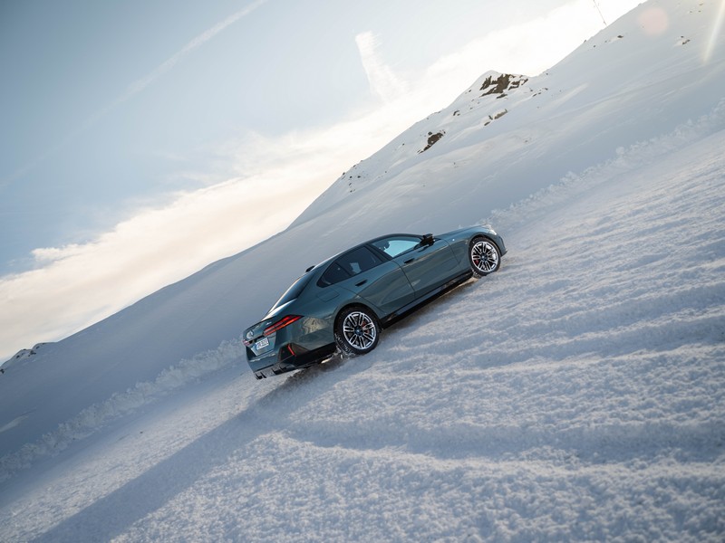 A BMW távolról vezérelt fejlesztési modellekkel tesztel az Alpokban (31)