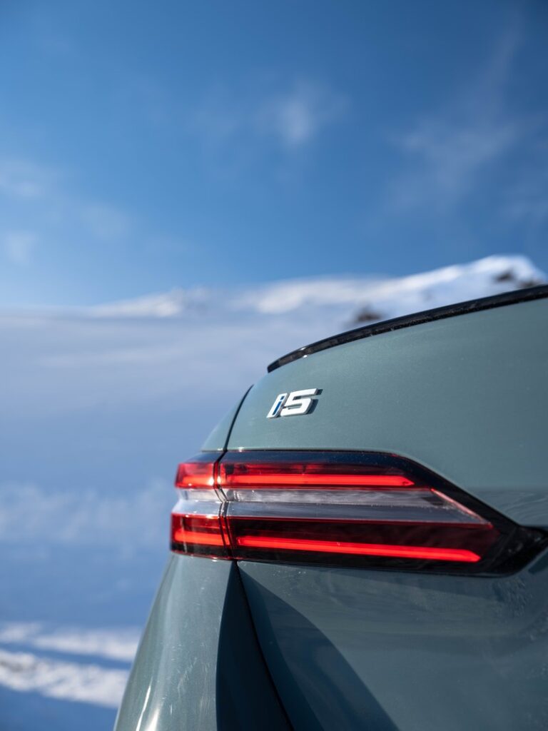 A BMW távolról vezérelt fejlesztési modellekkel tesztel az Alpokban (36)