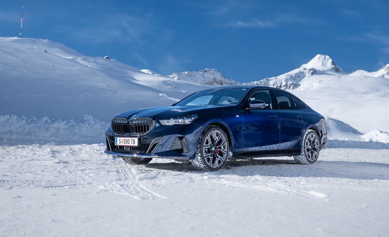 A BMW távolról vezérelt fejlesztési modellekkel tesztel az Alpokban (46)