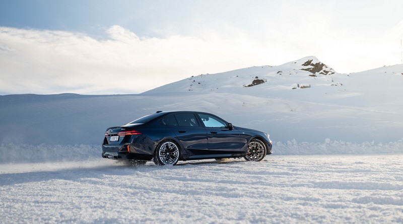 A BMW távolról vezérelt fejlesztési modellekkel tesztel az Alpokban (51)
