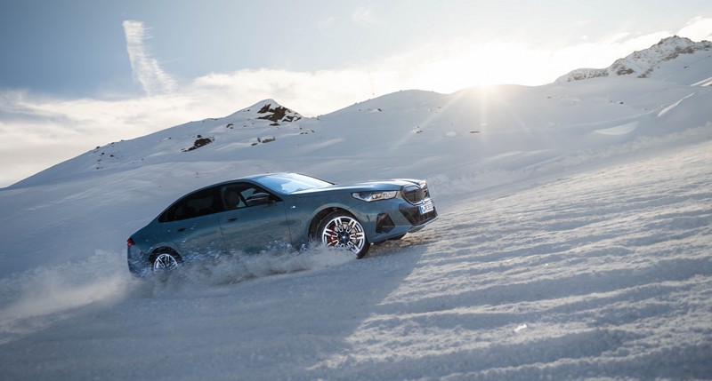 A BMW távolról vezérelt fejlesztési modellekkel tesztel az Alpokban (52)