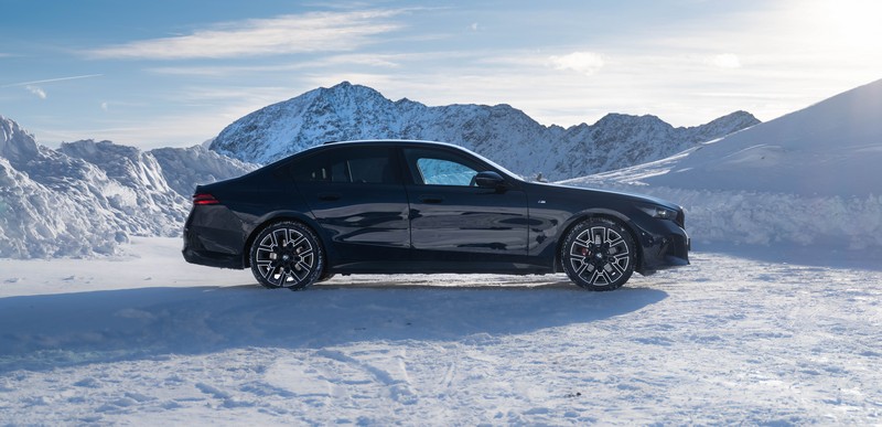 A BMW távolról vezérelt fejlesztési modellekkel tesztel az Alpokban (55)