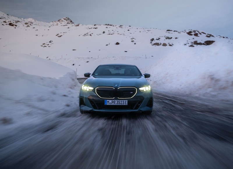 A BMW távolról vezérelt fejlesztési modellekkel tesztel az Alpokban (8)
