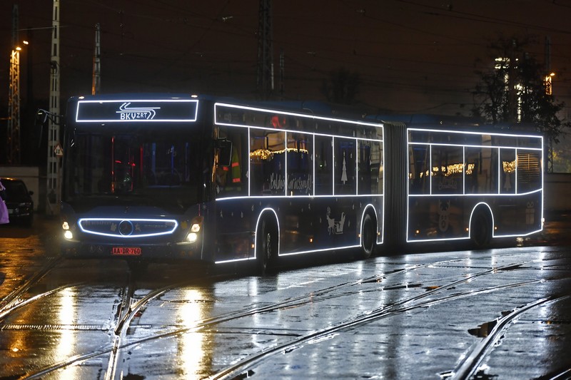 Elindultak a fényvillamosok és fénybuszok Budapesten2