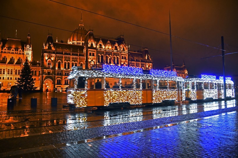 Elindultak a fényvillamosok és fénybuszok Budapesten7