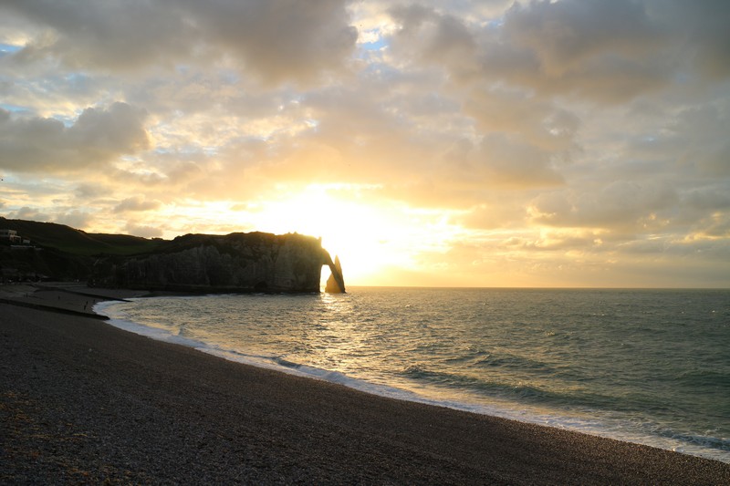 EOS Monet, Sunset at Ertretat © EXHIBITION ON SCREEN (Julia Wilkie)