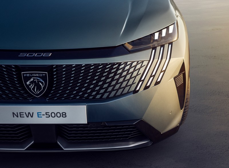 PEUGEOT_E5008_2403STYP_506